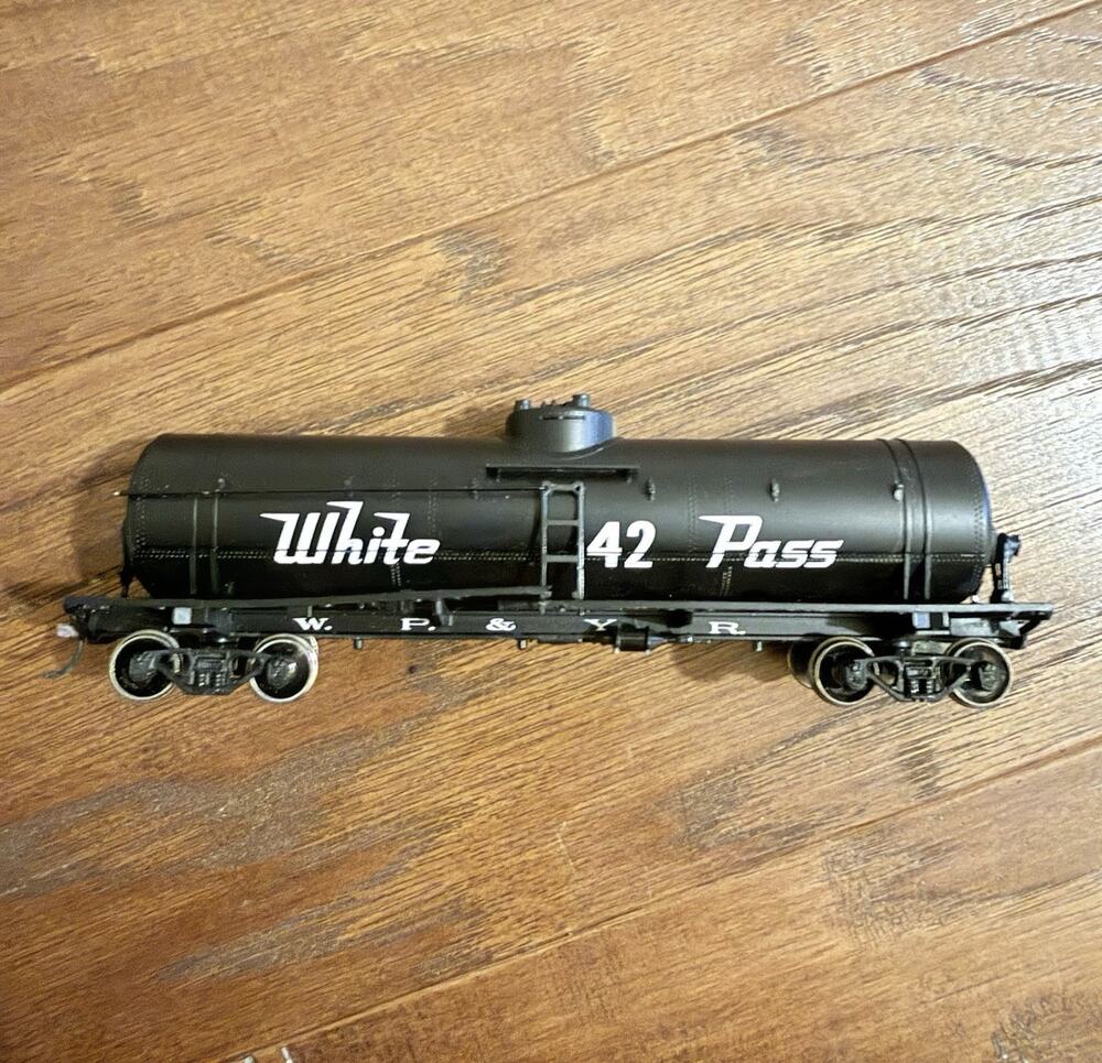 Athearn Ready To Roll White Pass & Yukon Route Single Dome Tank Car